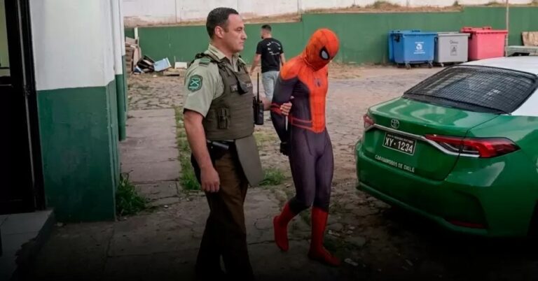 Detienen al Hombre Araña en Chile Durante un control de rutina y en la vía púbica, la Policía de Chile, detuvo a un hombre disfrazado como el Hombre Araña. Al revisar su identidad, comprobaron que el sujeto tenía una orden de captura vigente. Lo que parecía una escena cotidiana con un personaje popular, terminó en su captura debido a la situación judicial pendiente. Transeúntes y usuarios de las redes sociales se mostraron sorprendidos al ver la captura del hombre que utilizó el disfraz del famoso personaje para ocultar su identidad y evitar su arresto. El hombre de 28 años, tenía antecedentes por homicidio frustrado, amenazas y participación en riñas. Aunque quiso pasar desapercibido, el disfraz llamó la atención de los agentes, lo que facilitó su identificación y captura.