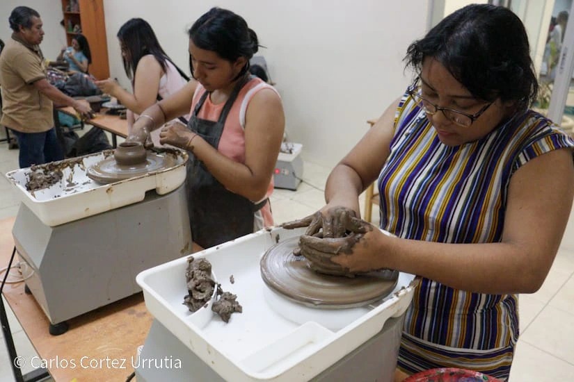 Docentes fortalecen capacidad creativa en laboratorio artístico