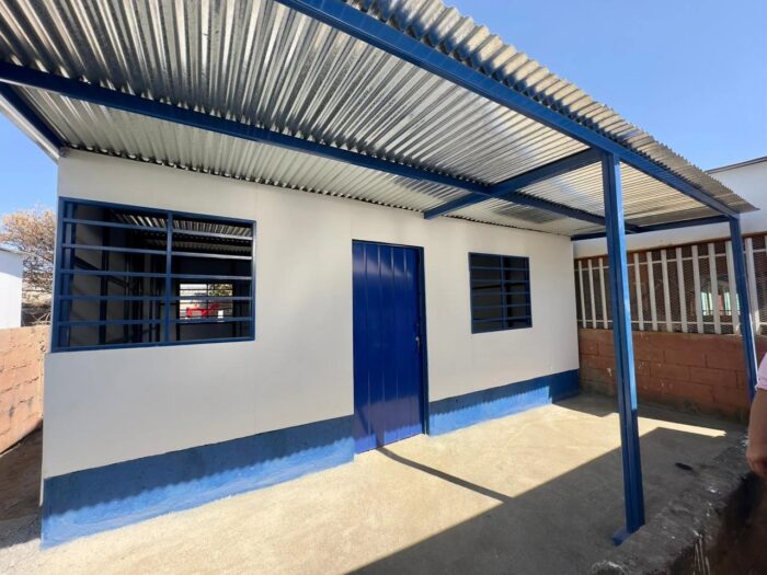 Dos familias afectadas por un incendio reciben sus nuevas viviendas