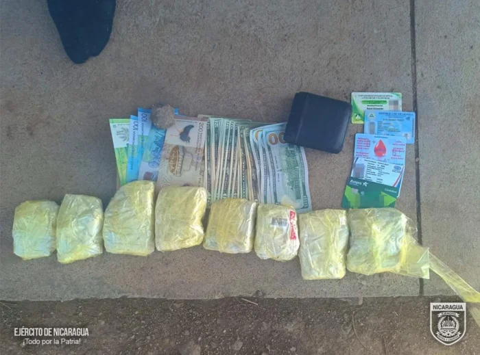 Durante servicios operativos del Cuarto Comando Militar Regional, en Cárdenas, Rivas, el Ejército retuvo a varios ciudadanos que intentaron ingresar a Nicaragua por pasos no habilitados procedentes de Costa Rica y con estupefacientes.