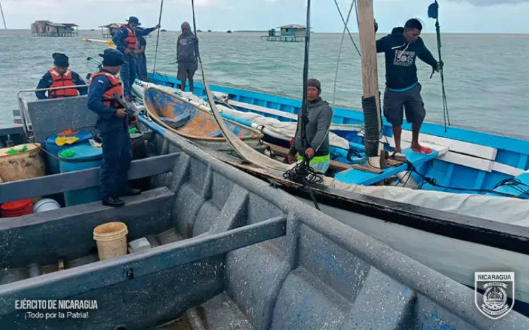 Ejército rescata a 16 personas de embarcación a la deriva en el Caribe Norte