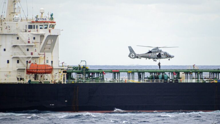 Francia intercepta un barco en el mar Mediterráneo