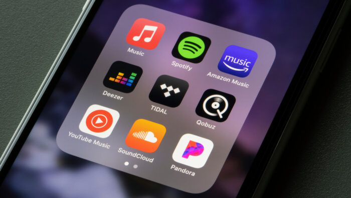 Hombre genera Millones de dólares con música falsa creada por IA