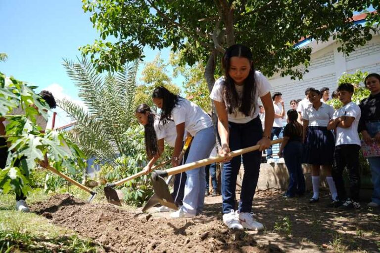 Más de 1.3 millones de córdobas invierten en materiales y textos