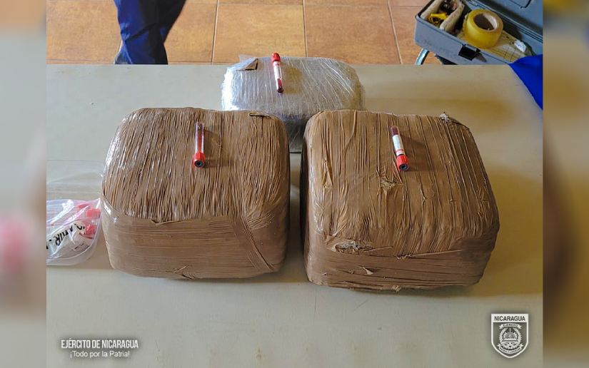 En cumplimiento a la Estrategia de Estado “Muro de contención”, el Ejército de Nicaragua a través de servicios Operativos del Distrito Naval Caribe, incautó cinco paquetes rectangulares de marihuana.