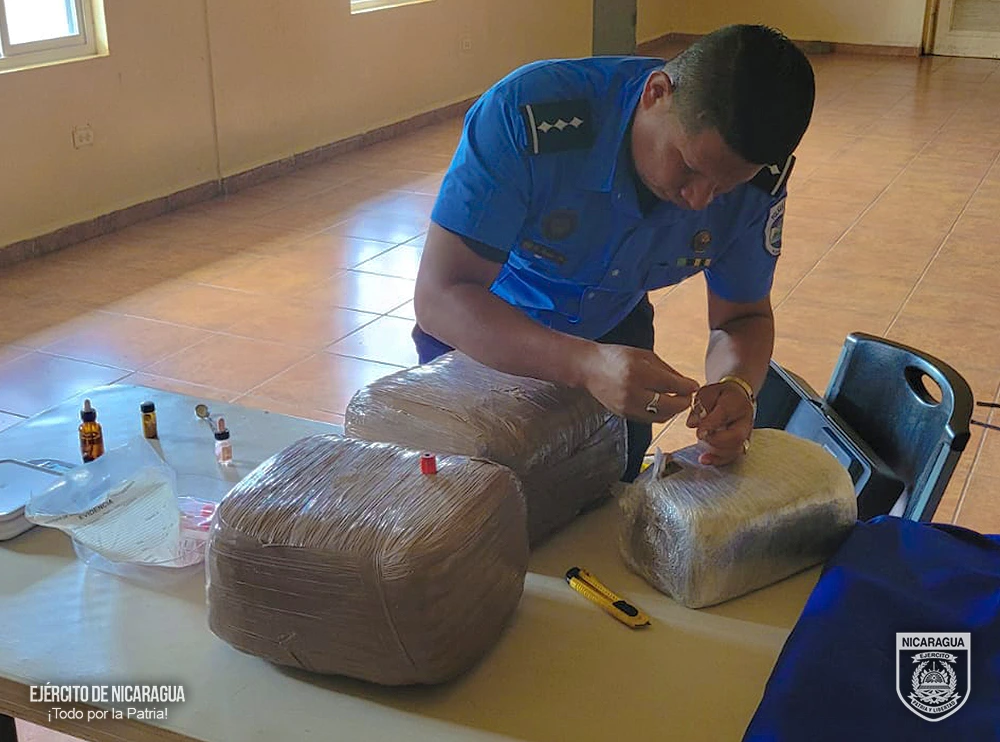 En cumplimiento a la Estrategia de Estado “Muro de contención”, el Ejército de Nicaragua a través de servicios Operativos del Distrito Naval Caribe, incautó cinco paquetes rectangulares de marihuana.