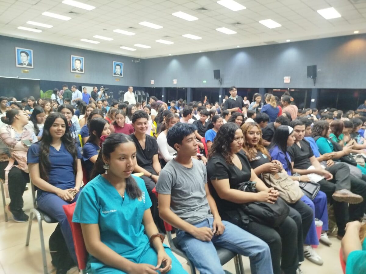 Jóvenes universitarios sostienen encuentro