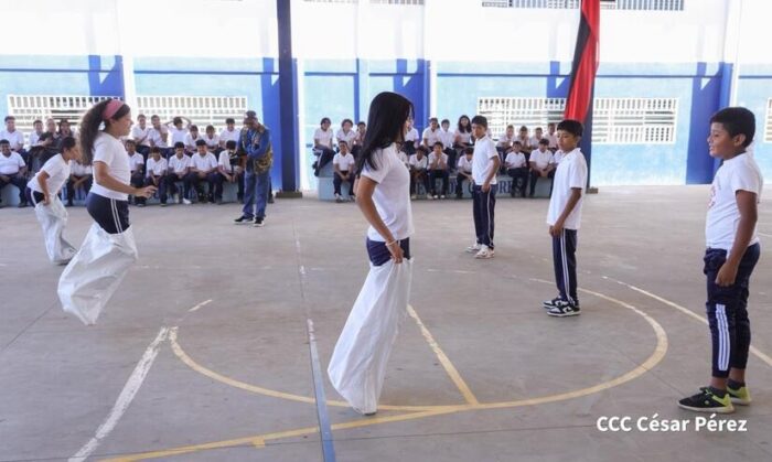 Juegos recreativos y tradicionales en el Centro Barrilete de Colores