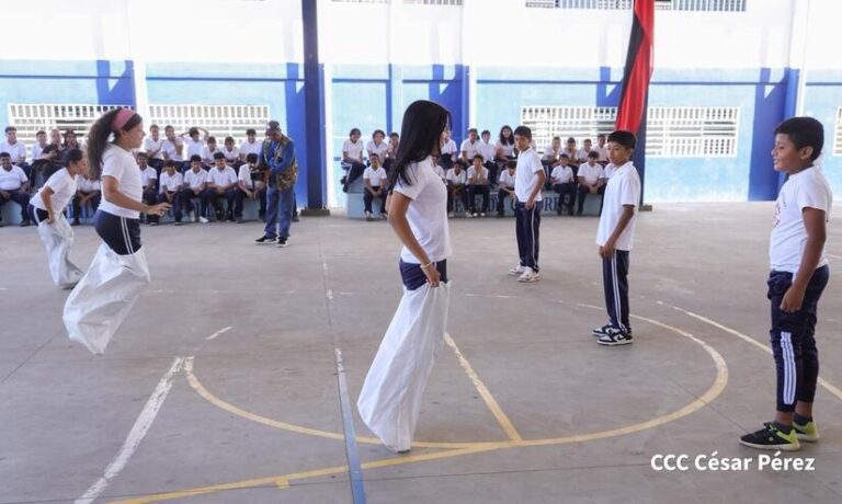 Juegos recreativos y tradicionales en el Centro Barrilete de Colores
