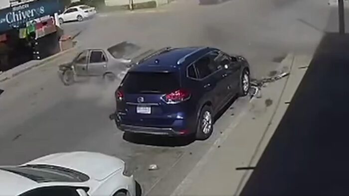 Local de comidas totalmente lleno es impactado por automóvil