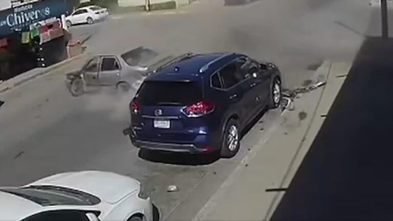 Local de comidas totalmente lleno es impactado por automóvil