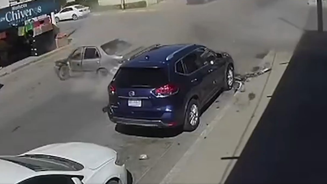 Local de comidas totalmente lleno es impactado por automóvil