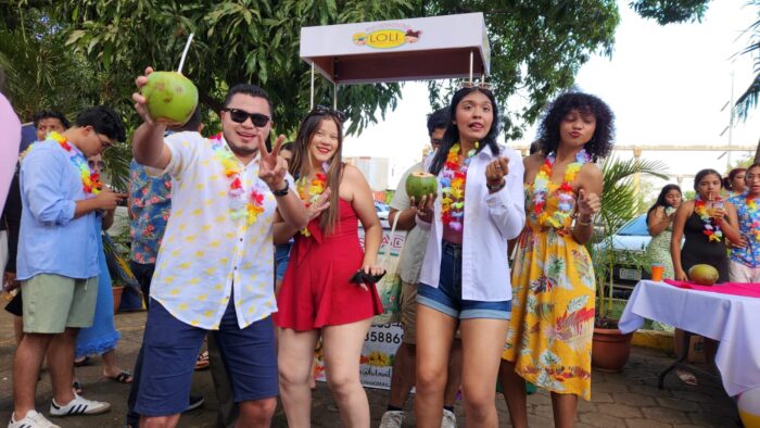 MINJUVE y JS 19 de julio presentan planes especiales para este verano El Ministerio de la Juventud (MINJUVE) en coordinación con la Juventud Sandinista, realizó este miércoles la presentación de los Planes Especiales a desarrollar durante esta temporada de verano. Darling Hernández, titular del MINJUVE, manifestó que desde la Juventud Sandinista realizarán más de 74 eventos en los diversos puntos del país. “Nos estamos preparando con este lanzamiento nacional, haciendo la invitación a la juventud a sumarse en más de 74 eventos nacionales y en más de 60 acciones puntuales”, agregó. Detalló que estas actividades se desarrollarán en balnearios, en reservas naturales, plazas, parque, entre otros puntos. La coordinadora nacional del Movimiento Deportivo Alexis Argüello, Perla Rostrán, detalló todas las actividades que estarán realizando junto a las familias. Asimismo, Douglas Lara, presidente de la Unión Nacional de Estudiantes de Nicaragua (UNEN) dio a conocer las actividades que desarrollarán. Durante la presentación de estos planes, se invitó a las familias a disfrutar de la gastronomía y bellezas naturales del país.