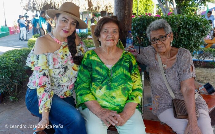 Mujeres disfrutan de su día en el Puerto Salvador Allende
