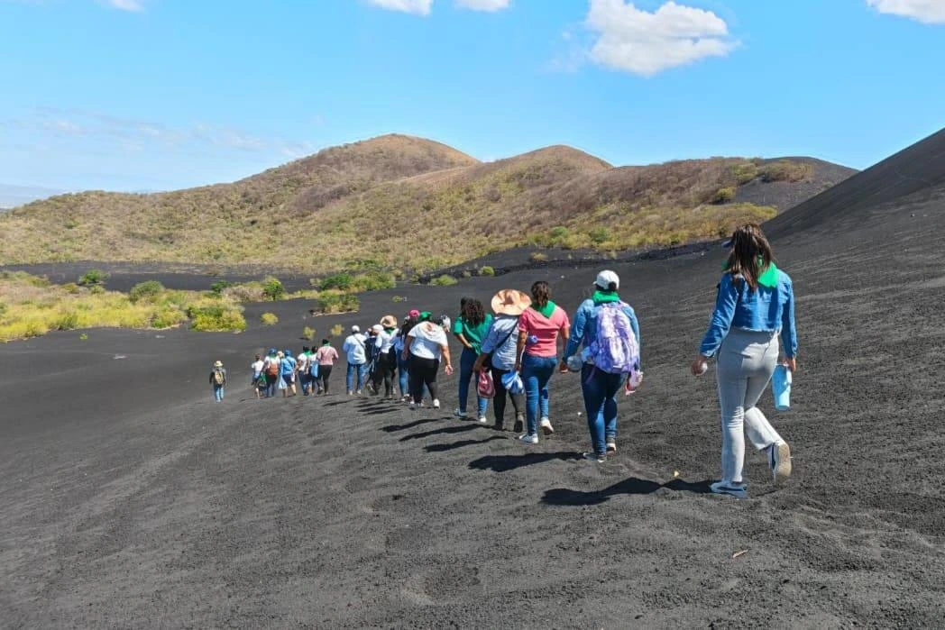 Mujeres participan en senderismo ambiental en el volcán Cerro Negro