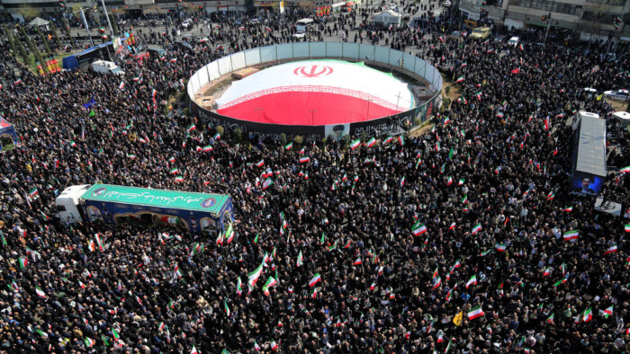 Multitud en funeral de altos funcionarios de Irán