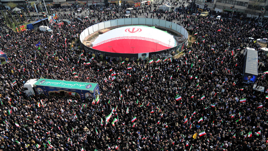 Multitud en funeral de altos funcionarios de Irán