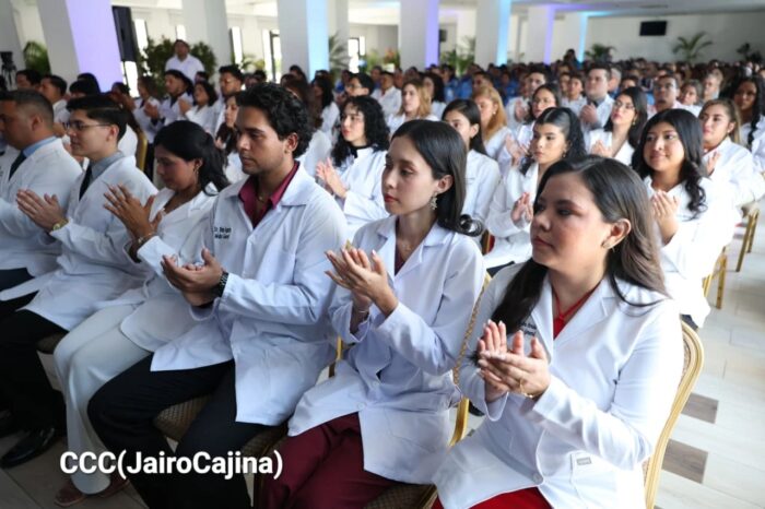 Nicaragua cuenta con 57 nuevos Médicos Generales La Policía Nacional realizó la Vigésima Octava Graduación de Médicos Generales, de la Universidad de Ciencias Médicas y Enfermería “Doctor Julio Briceño Dávila”. La Universidad, es parte del Hospital Escuela Carlos Roberto Huembes de la Policía Nacional, donde se graduaron como médicos generales 17 varones y 40 mujeres. Durante la ceremonia graduación se destacó que el índice académico general de los nuevos médicos es del 91.8 por ciento, tanto en sus estudios monográficos y en las rotaciones de servicio. Los tres primeros expedientes con mayores rendimientos académicos lo obtuvieron, Eduardo Antonio Aráuz Madrigal con 93 por ciento, Jefferson Andrés Mejía Romero con 91 por ciento y Auxiliadora Monges Alaniz, con un 90 por ciento. El doctor Julio César Paladino, director de la División de Servicios Médicos y rector de la universidad, indicó que las calificaciones tan altas reflejan el trabajo del Hospital Escuela Carlos Roberto Huembes.