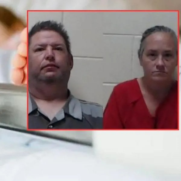 Pareja inventa cáncer de su hijo para recibir dinero Una pareja del estado de Florida, Estados Unidos enfrenta cargos por falsificar el diagnóstico de cáncer de su hijo adolescente, para recibir dinero mediante donaciones y campañas de recaudación. Luego de una investigación que realizó la Oficina del Sheriff del Condado de Dixie, se arrestaron y acusaron a: Edward Downing y Stephanie Skeris, quienes afirmaban ante la comunidad, empresas y medios de comunicación que su hijo de 15 años padecía de cáncer. De acuerdo con las autoridades, el menor recibió atención médica debido a la pérdida de peso, luego de realizarle varias evaluaciones y pruebas diagnósticas no se detectó presencia de cáncer o tumores y los especialistas únicamente recomendaron apoyo nutricional. A pesar de estos hallazgos, las autoridades señalan que los padres continuaron asegurando a diferentes personas que el adolescente padecía cáncer que afectaba múltiples partes de su cuerpo, incluido el pecho y algunos órganos internos. Se realizó recolecta de dinero, eventos de recaudación en la comunidad, donaciones y hasta campañas en la plataforma GoFundMe.