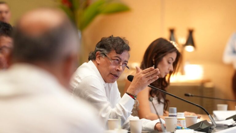 Petro acusa a Ecuador de lanzar bombas a Colombia