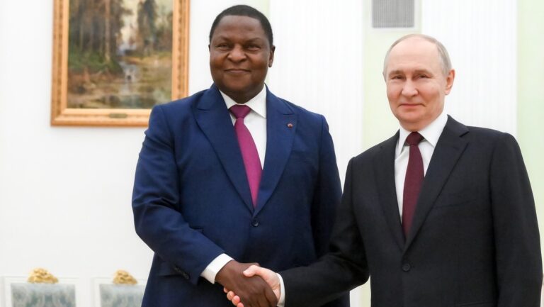 Presidente de Rusia se reúne con su homólogo de la República Centroafricana- El presidente de Rusia, Vladimir Putin se reunió este jueves en el Kremlin, con su similar de la República Centroafricana, Faustin-Archange Touadera. El presidente africano, realiza visita de trabajo y se prevé debatir cuestiones relacionadas con el futuro desarrollo bilateral en los ámbitos político, comercial, económico y humanitario. "En lo que respecta a la economía, en mi opinión, se está gestando una decisión muy oportuna”, expresó el presidente ruso. Indicó, acerca de la creación de una comisión intergubernamental que se ocupará de las relaciones comerciales y económicas. "Y aquí tenemos buenas perspectivas, en mi opinión, tanto en el sector energético como en el agrícola y en el de las infraestructuras”, agregó. “Hoy tendremos mucho de qué hablar, tanto en un foro amplio como en conversaciones bilaterales", dijo el líder ruso.