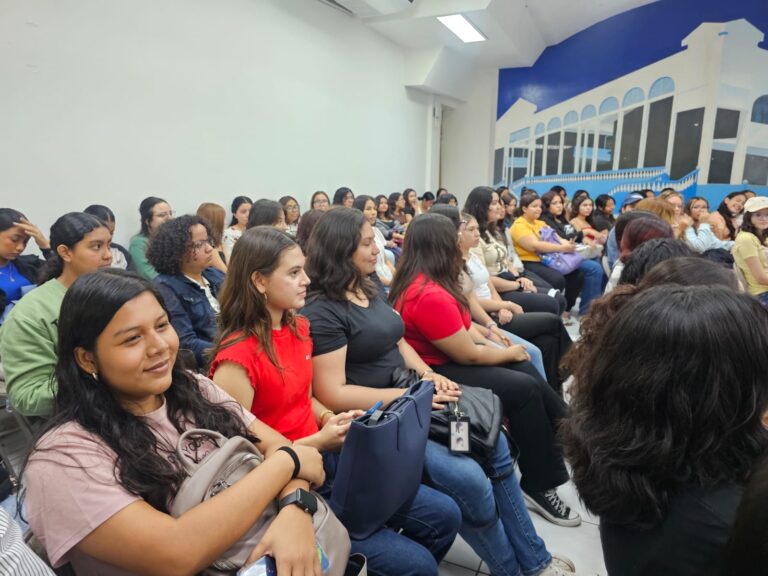 Realizan un conversatorio para destacar la fuerza de la mujer