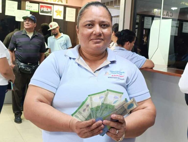 Servidores Públicos reciben de manera anticipada el salario correspondiente al mes de abril