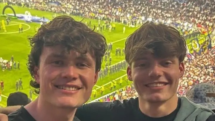 Tiktokers pasan 27 horas en un baño para ver gratis final de la Champions