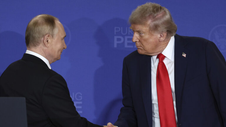Trump realiza llamada telefónica a Putin para abordar diferentes temas