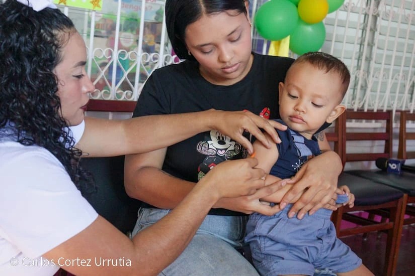Vacunan contra la fiebre amarilla a niños de 12 a 23 meses
