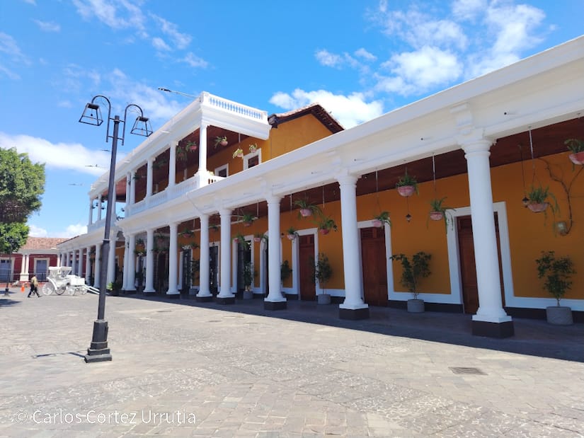 Turistas disfrutan de la Casa de los Tres Mundos en Granada