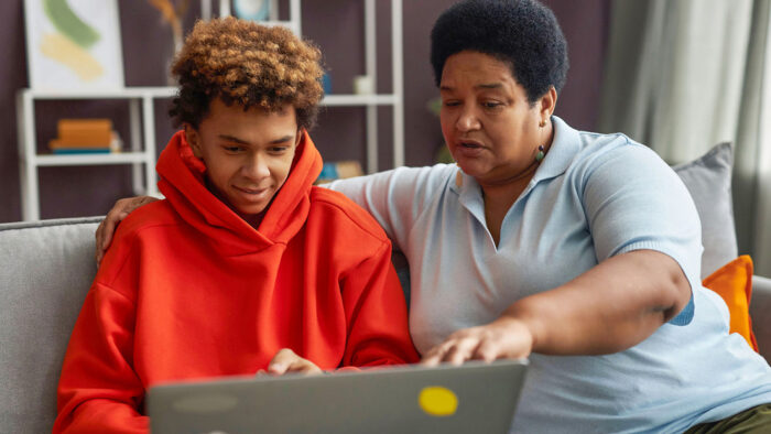 Generación Z necesita de sus padres para conseguir empleo