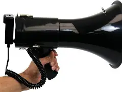 Condenan a mujer por utilizar megáfonos para insultar a sus vecinos