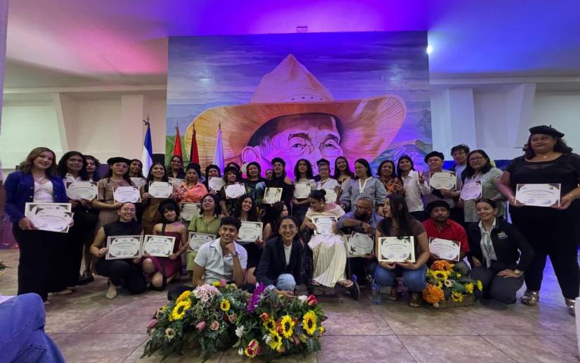 Certificamos a jóvenes muralistas