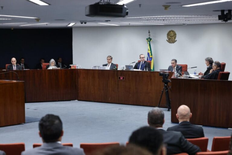Abren investigación contra senador en Brasil