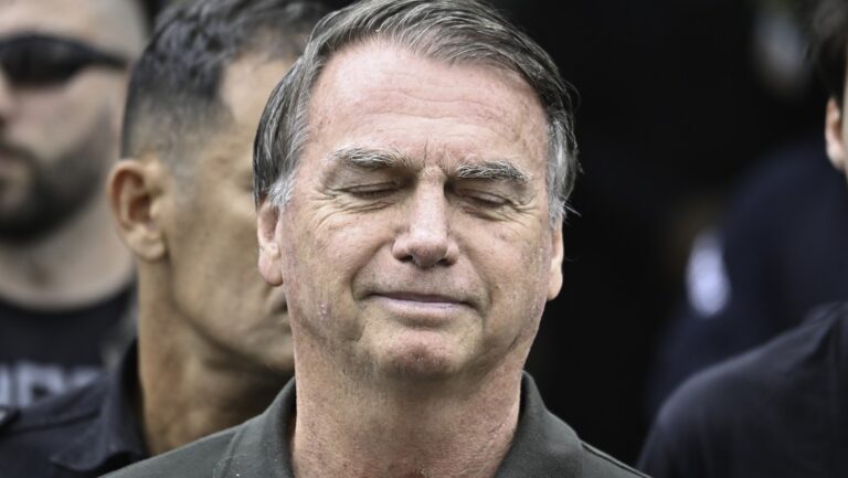 Aprueban reducción de pena a Bolsonaro