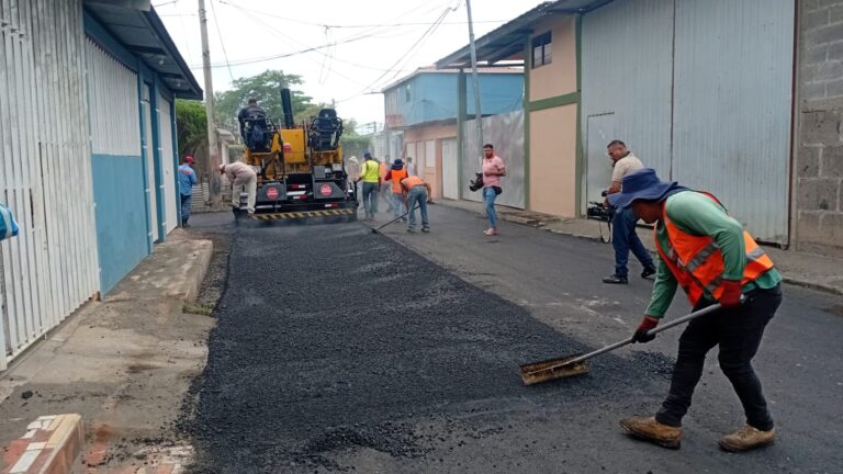 Avanza mejoramiento vial en el barrio 15 de Mayo