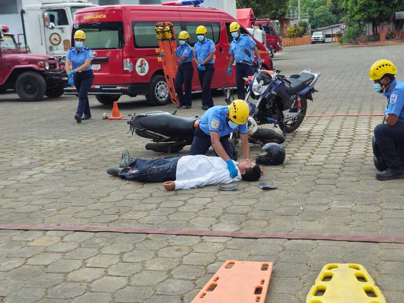 Bomberos demuestran atención a motociclistas accidentados