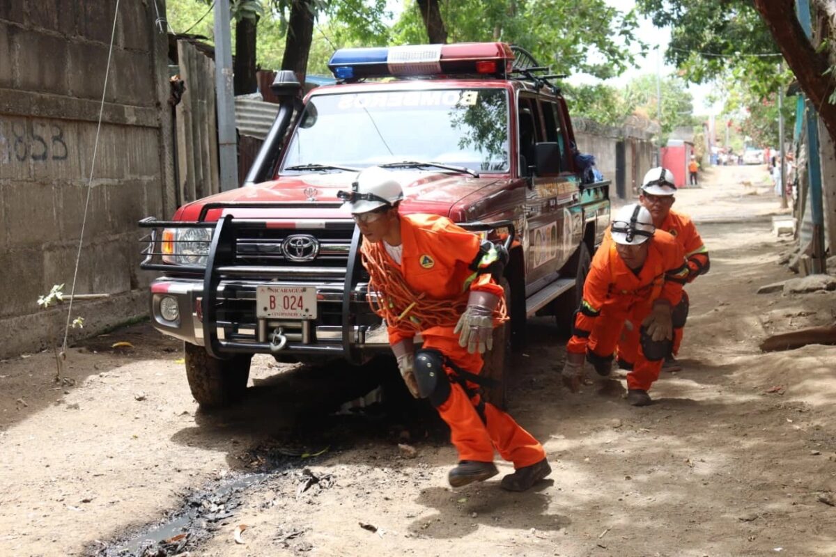 Bomberos regalan a las familias una demostración de rescate en cauce