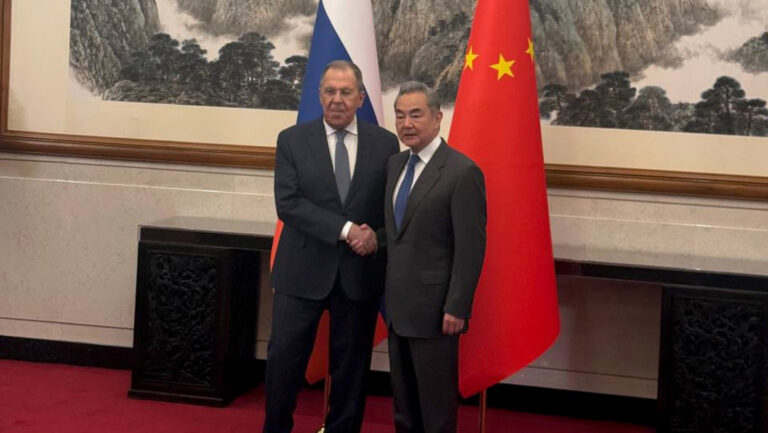 Los ministros de Relaciones Exteriores de Rusia y China, Serguéi Lavrov y Wang Yi, se reúnen este martes en el país asiático.