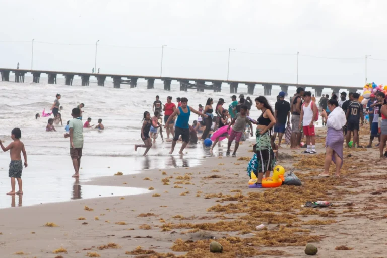 Familias disfrutan sus vacaciones en el Caribe Norte