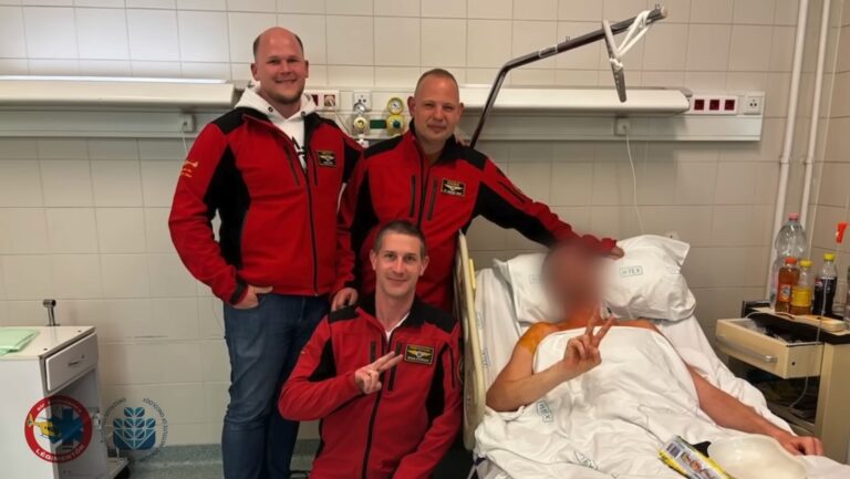 Cirujano opera a hombre en plena calle