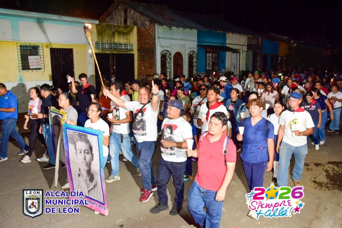 Con una caminata León honra el legado de sus héroes