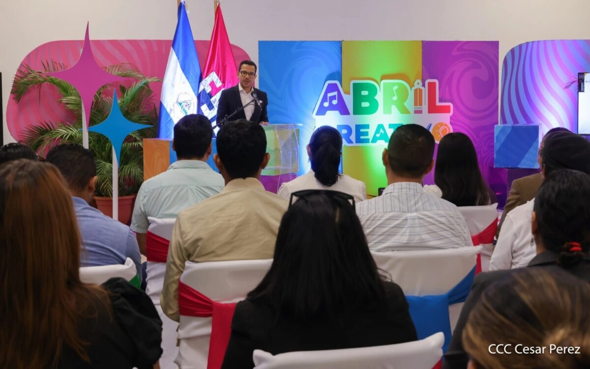 Emprendedores participan en Expo Foro Abril Creativo 2026