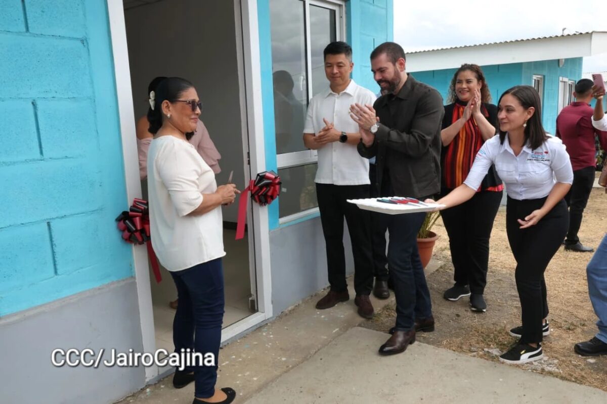 Entregan 100 casas: se terminaron los momentos incomodos