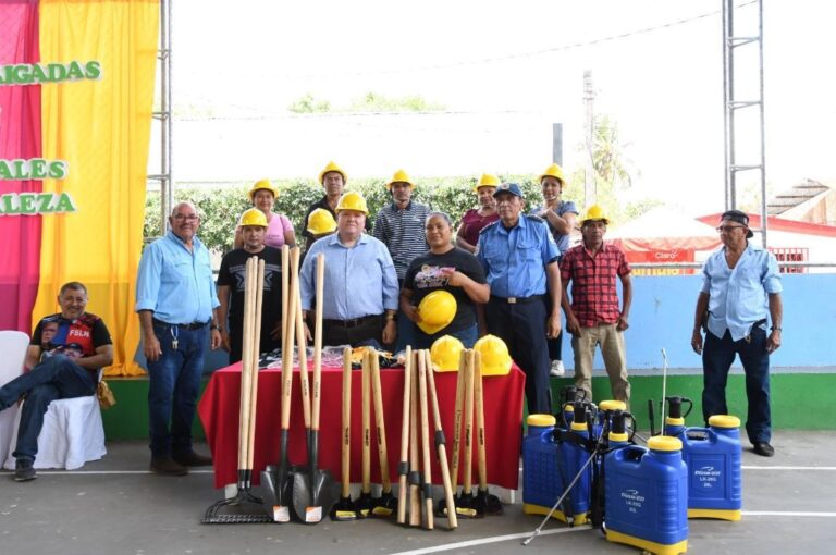 Entregan herramientas a brigadas contraincendios en Teustepe