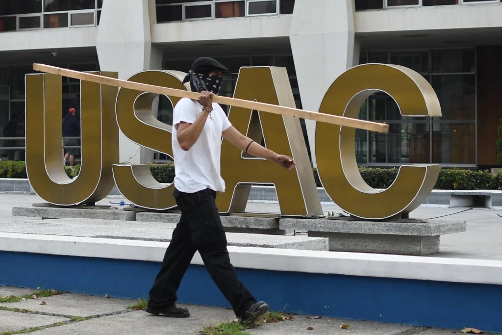Estudiantes guatemaltecos se enfrentaron con un grupo de encapuchados