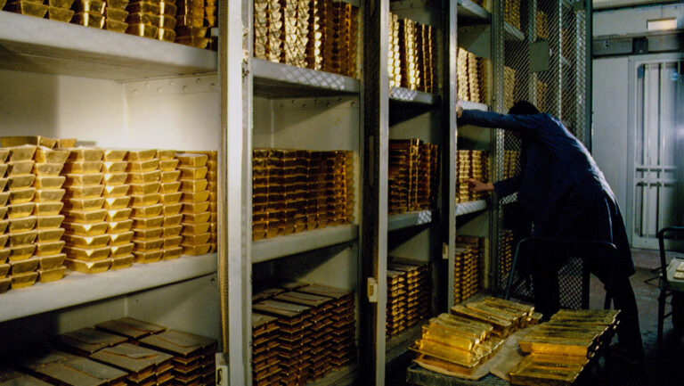 Francia traslada todo su oro a París y obtiene 12.800 millones de euros