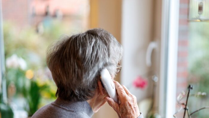 Habla con su hijo creado por la Inteligencia Artificial. No sabe que murió