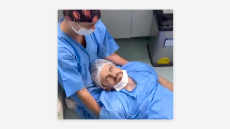 Un hombre emocionado porque se convertiría en papá, pidió estar presente en la sala de partos para brindar apoyo a su esposa en un momento especial y difícil.